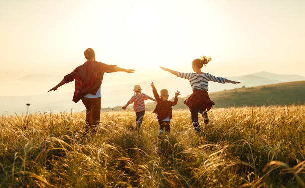 Família feliz, homem, mulher e duas crianças.