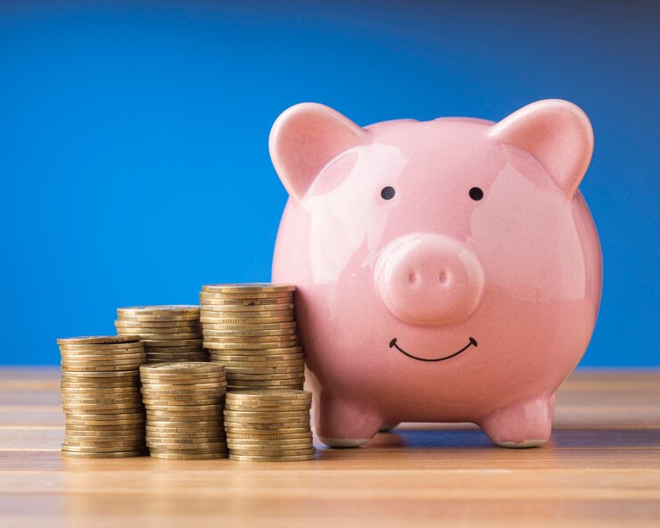 MOEDAS E COFRINHO REPRESENTANDO COMO GANHAR MAIS DINHEIRO COM RENDA EXTRA